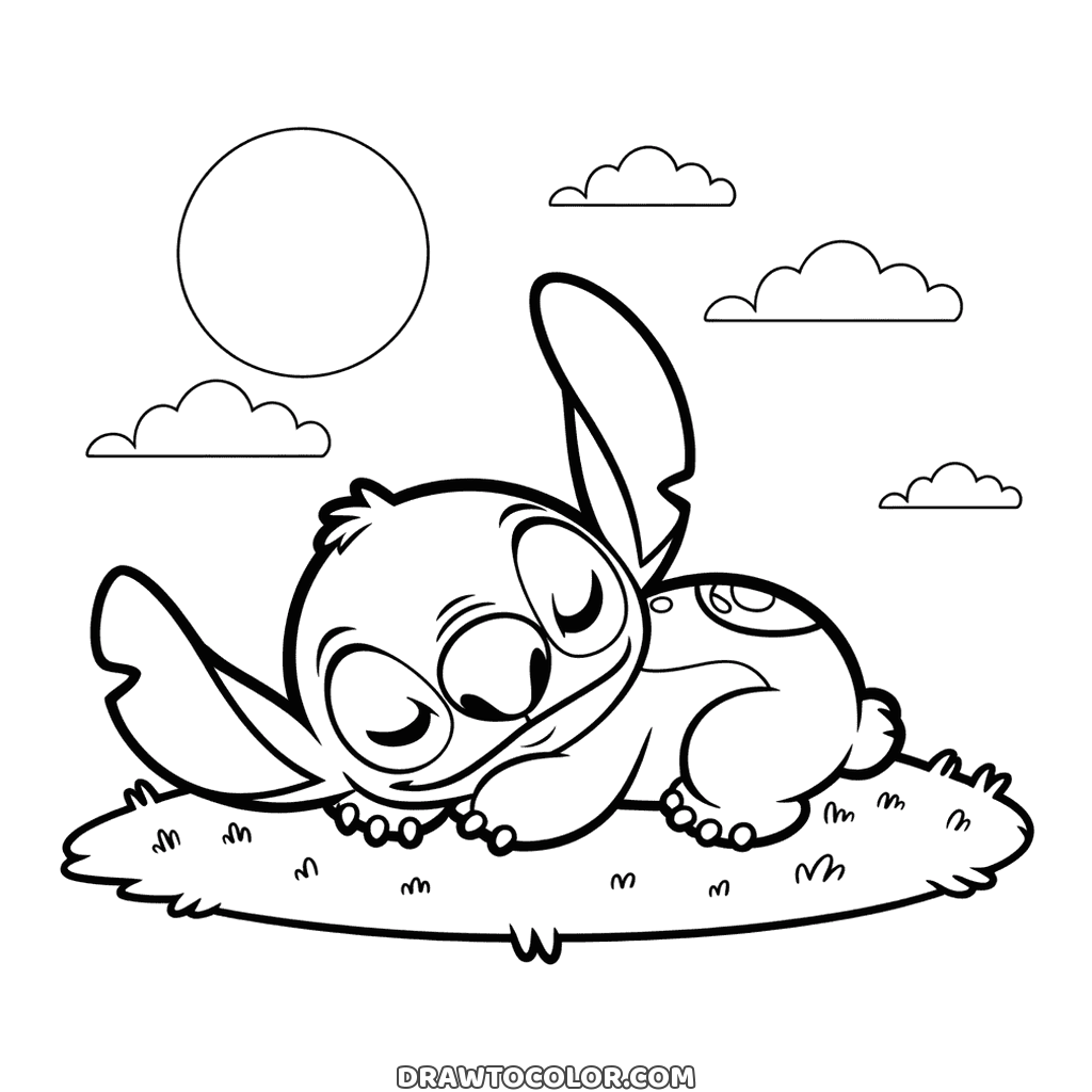 Stitch kleurplaat met Stitch die slaapt op zijn buik in het gras, een ronde zon en wolkjes erboven